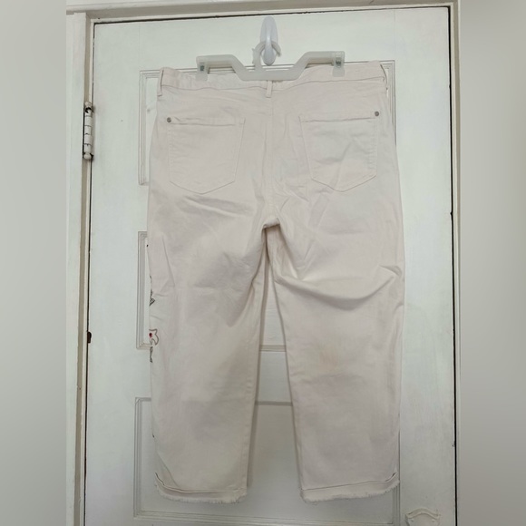 NWOT Nine West Chrystie Floral Embroidered White Capris - Picture 3 of 8